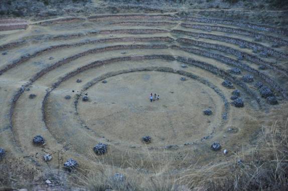 Turistas meditam no centro dos círculos de Moray, no Valle Sagrado, perto de Cusco, no Peru